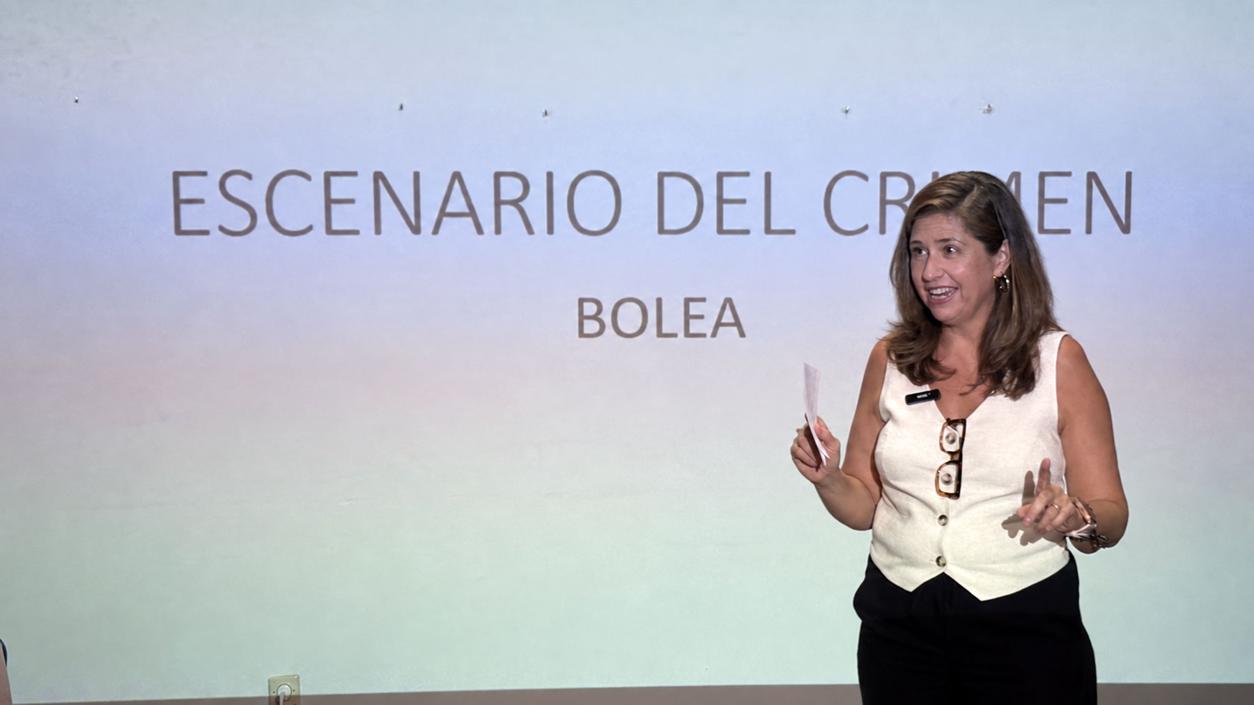 Camino Díaz Bello, escritora y miembro de la Policía Nacional, condujo este martes 22 de septiembre una sesión que combinó un recorrido por las autoras y detectives del género con un taller de investigación ambientado en la localidad.